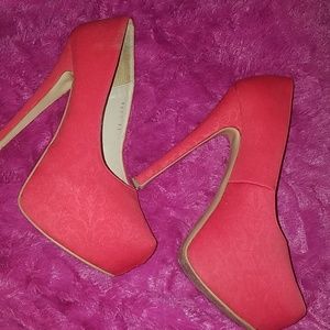 Tacones rosados  de tela con diseño.